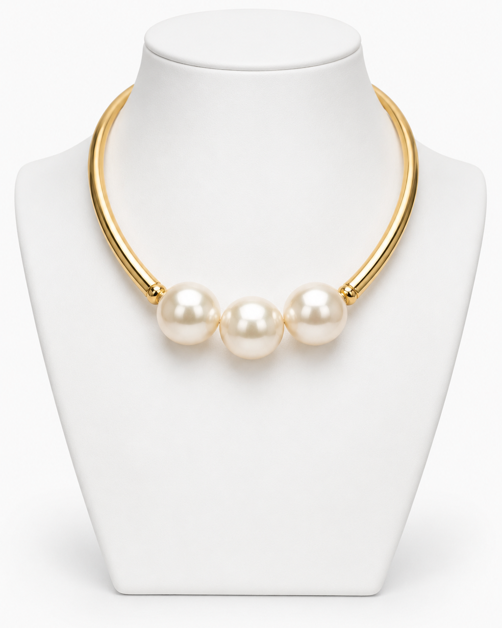Colar choker dourado com três contas de pérola branca