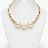 Colar choker dourado com três contas de pérola branca