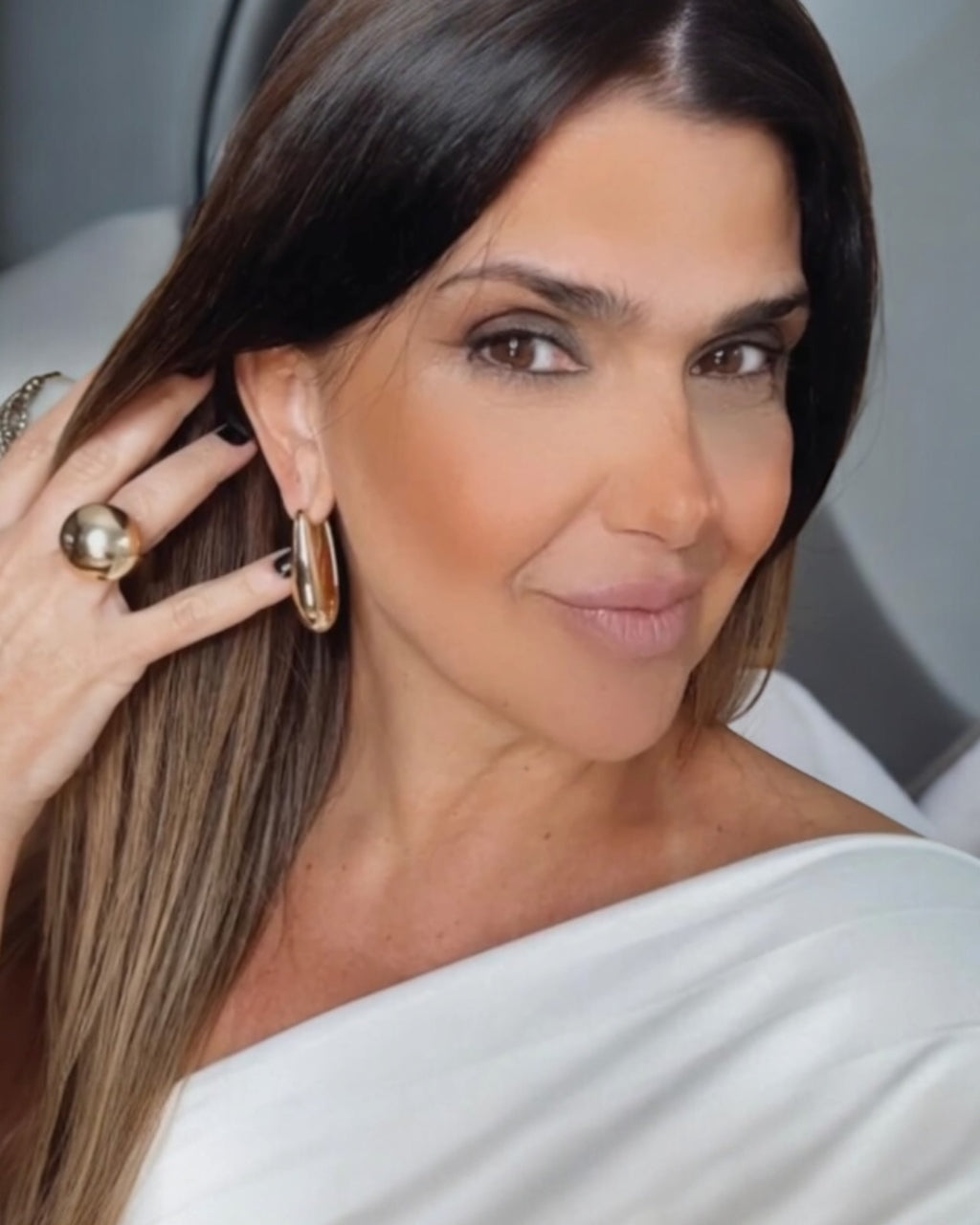 Brinco Nala Gold dourado com argola e esfera