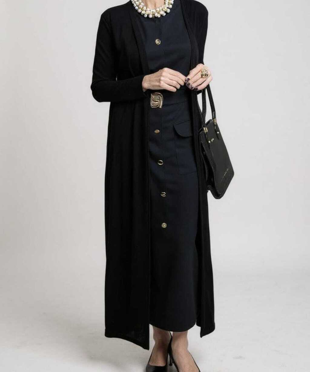 Vestido longo preto sem mangas com botões na frente e detalhe dourado na cintura