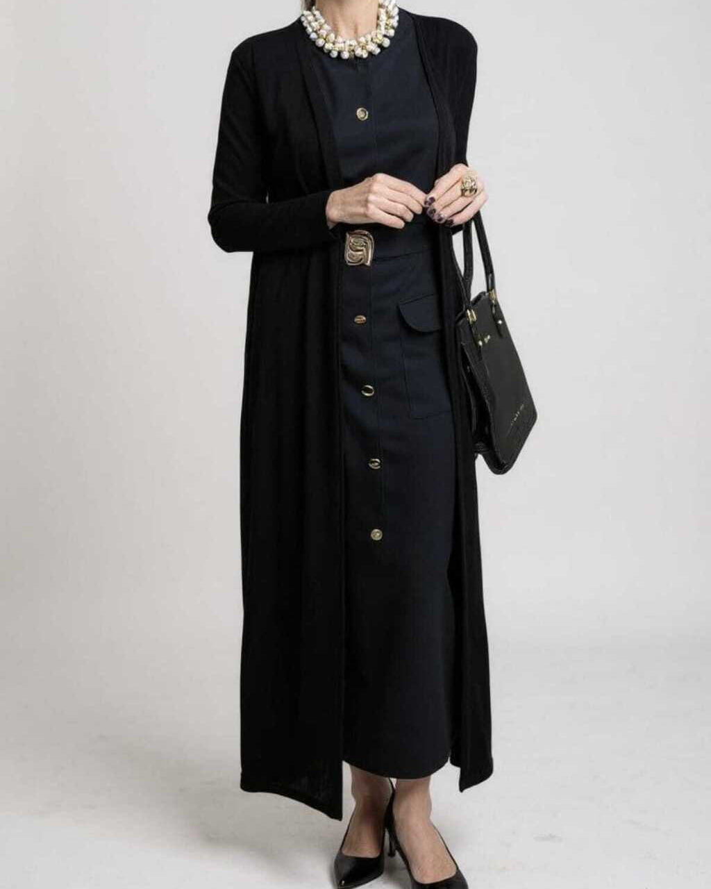 Vestido longo preto sem mangas com botões na frente e detalhe dourado na cintura
