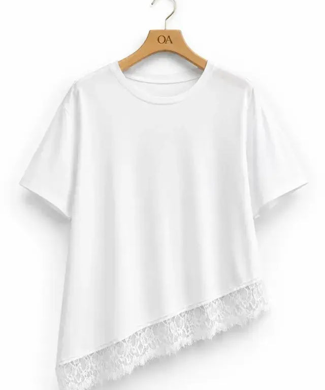 Camiseta off white com barra assimétrica de renda