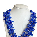 Colar de contas azul intenso com detalhes dourados, estilo gargantilha
