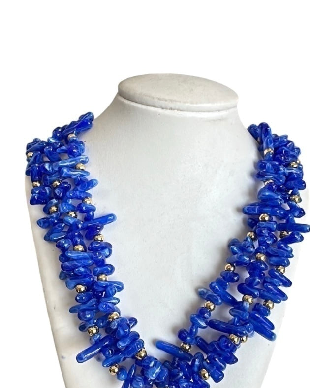 Colar de contas azul intenso com detalhes dourados, estilo gargantilha