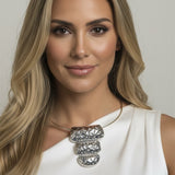 Colar com pingentes ANA tipo choker, dois pingentes ovais texturizados prateados