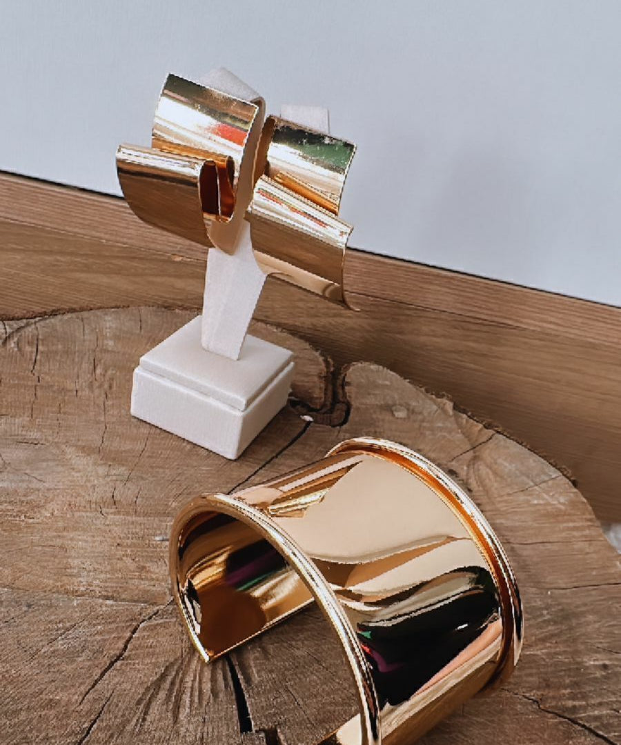 Brinco de argola dourado com aro espesso e detalhe oval
