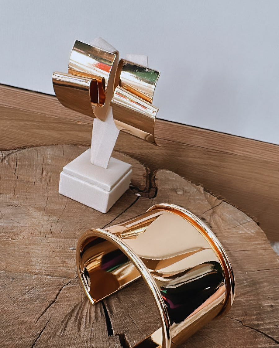 Brinco de argola dourado com aro espesso e detalhe oval