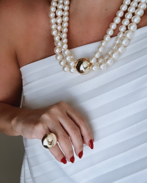 Colar de pérolas brancas em camadas com fecho em metal dourado