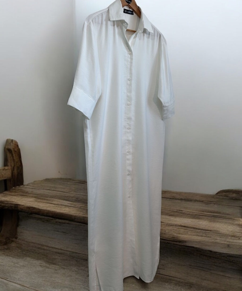 Camisa Majo longa branca com gola e botões frontais, mangas 3/4