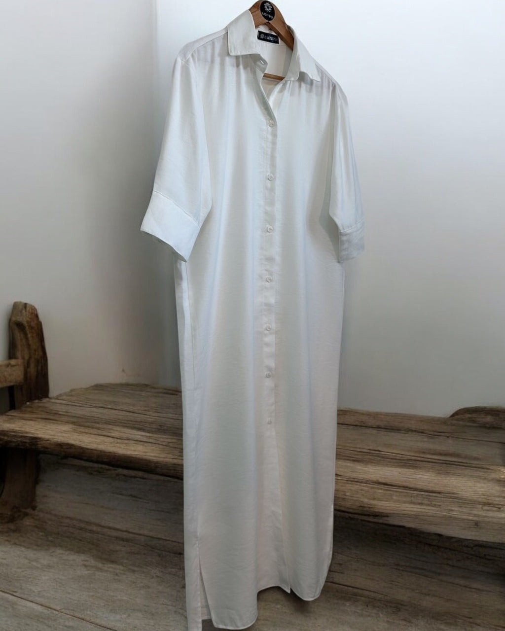 Camisa Majo longa branca com gola e botões frontais, mangas 3/4