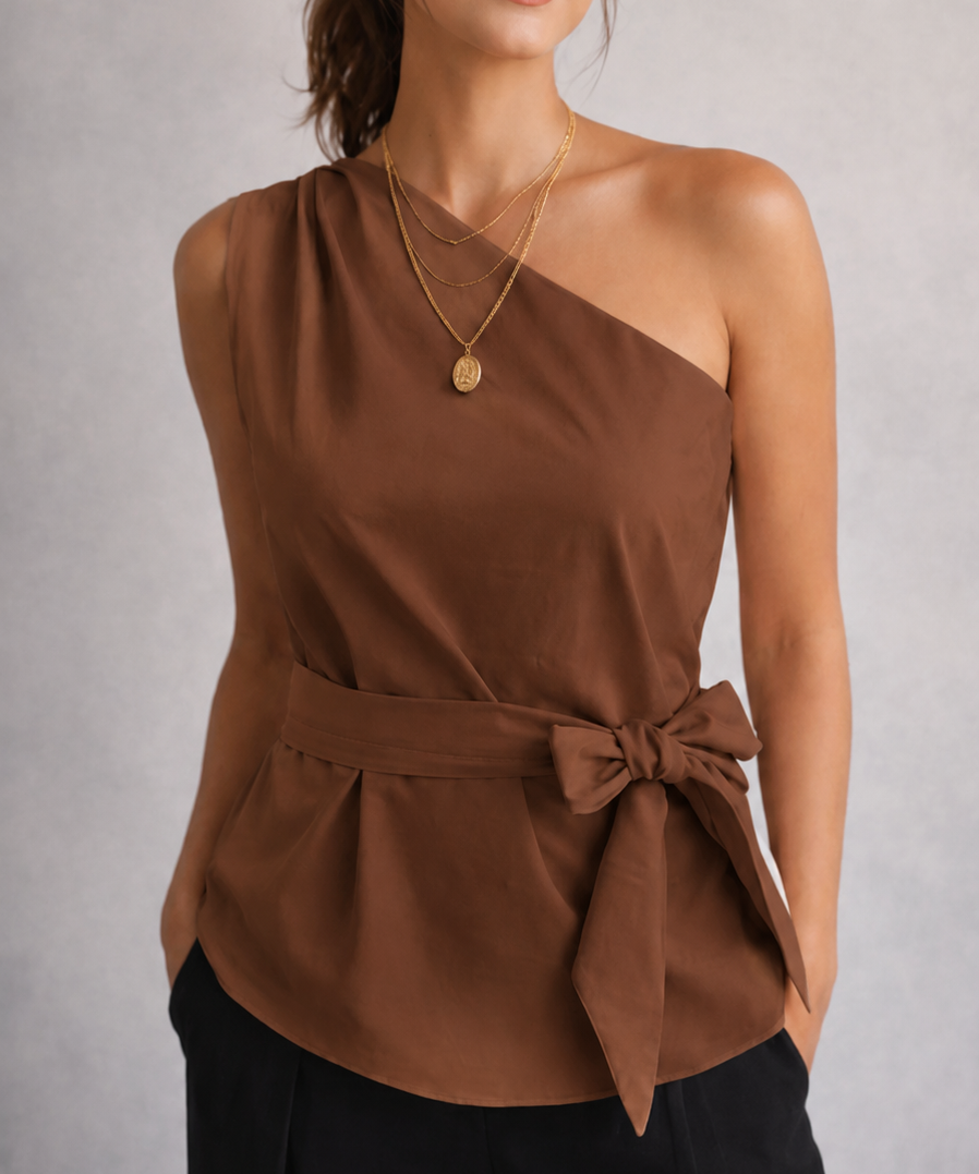 Blusa Maria Patrícia em cetim marrom, alça larga, amarração na cintura.