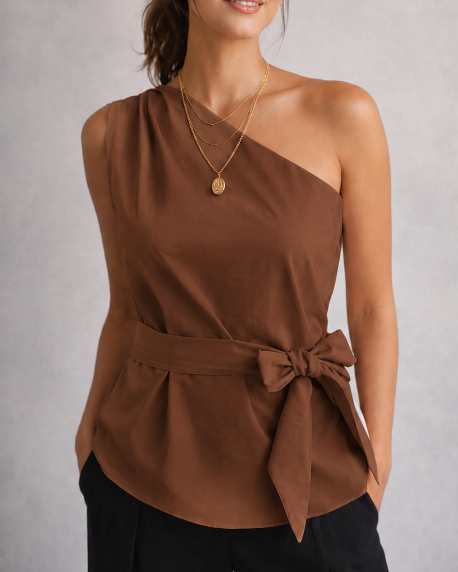 Blusa Maria Patrícia em cetim marrom, alça larga, amarração na cintura.