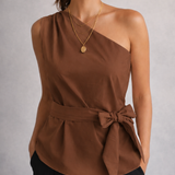 Blusa Maria Patrícia em cetim marrom, alça larga, amarração na cintura.