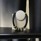 Colar Inês com aro redondo branco e cordão preto trançado com detalhes dourados