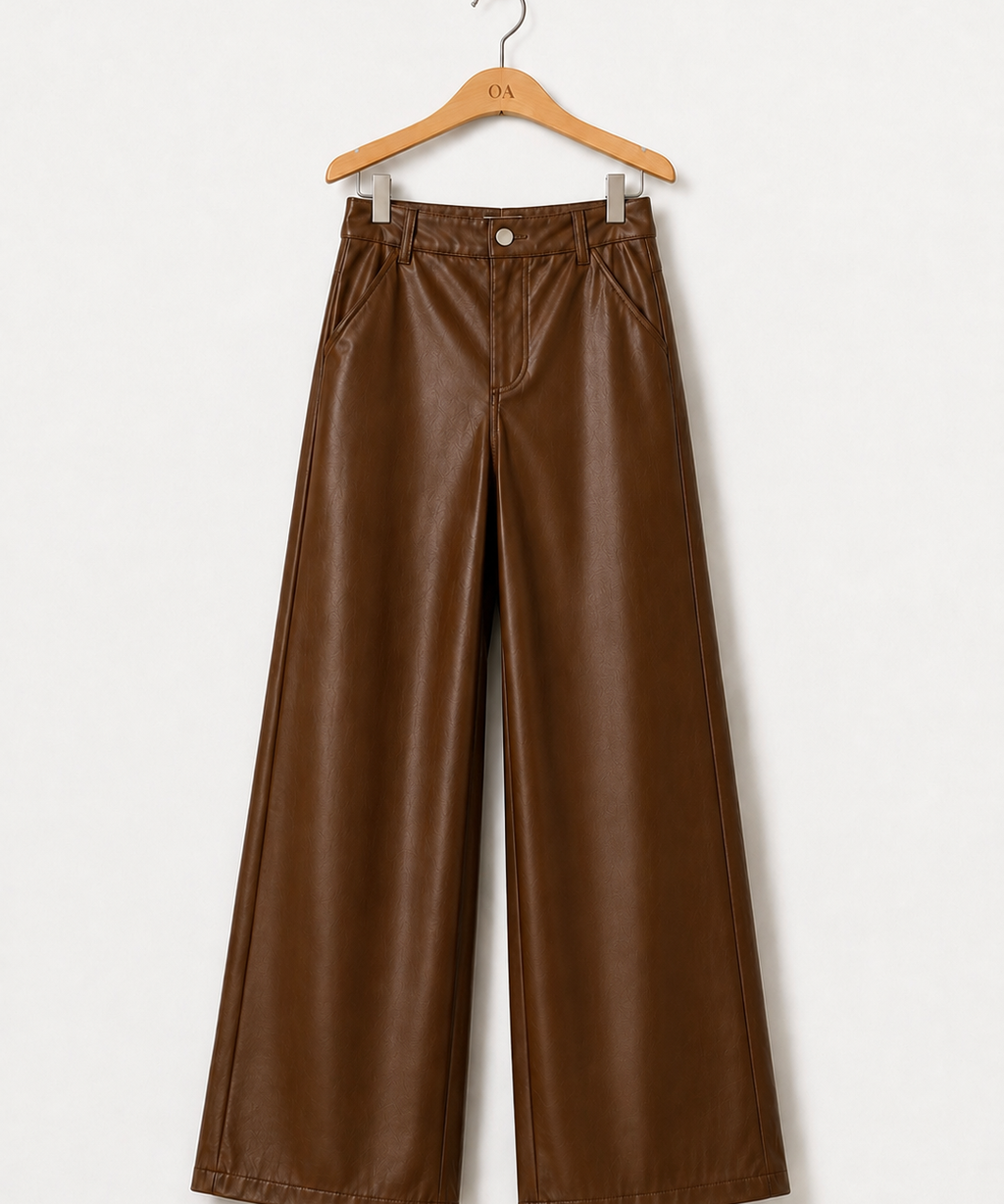 Calça Adélia marrom de tecido tipo couro, modelagem pantalona com cintura ajustável