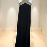 Vestido longo preto sem mangas, com faixa cruzada no decote e caimento reto