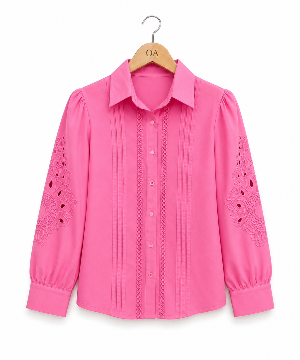 Camisa rosa com botões frontais, gola clássica e mangas bufantes com renda vazada