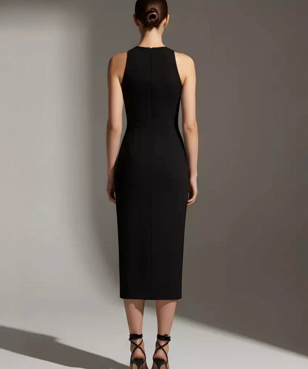 Vestido preto midi sem mangas, com fenda traseira e alças finas