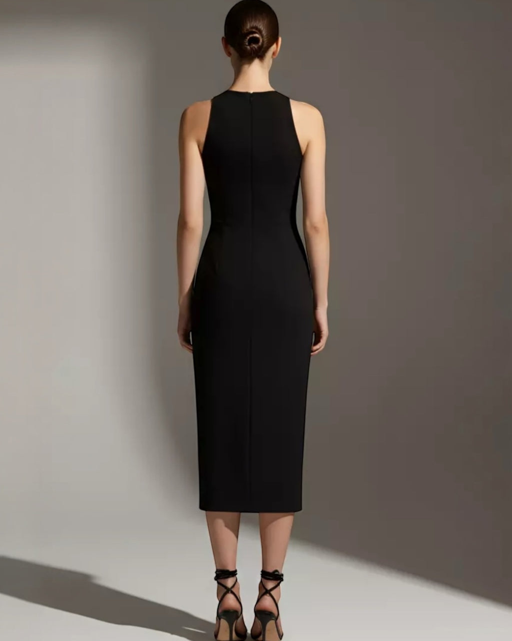 Vestido preto midi sem mangas, com fenda traseira e alças finas