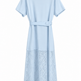 Vestido Maria Bruna azul-claro, com mangas curtas, cinto e barra longa de renda