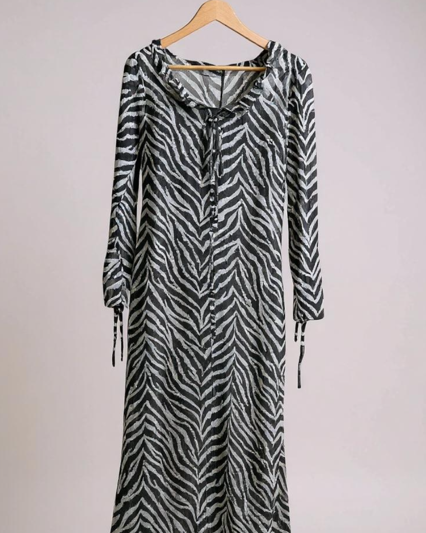 Vestido longo zebrado preto e branco, decote franzido, botões na frente e cordões nas mangas