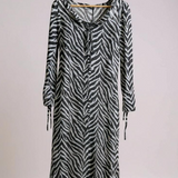 Vestido longo zebrado preto e branco, decote franzido, botões na frente e cordões nas mangas