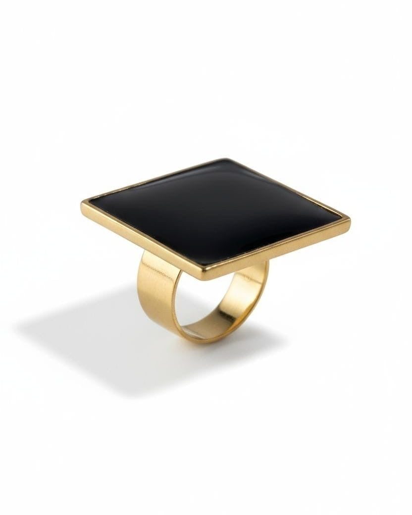 Anel com pedra quadrada preta e aro dourado