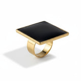 Anel com pedra quadrada preta e aro dourado