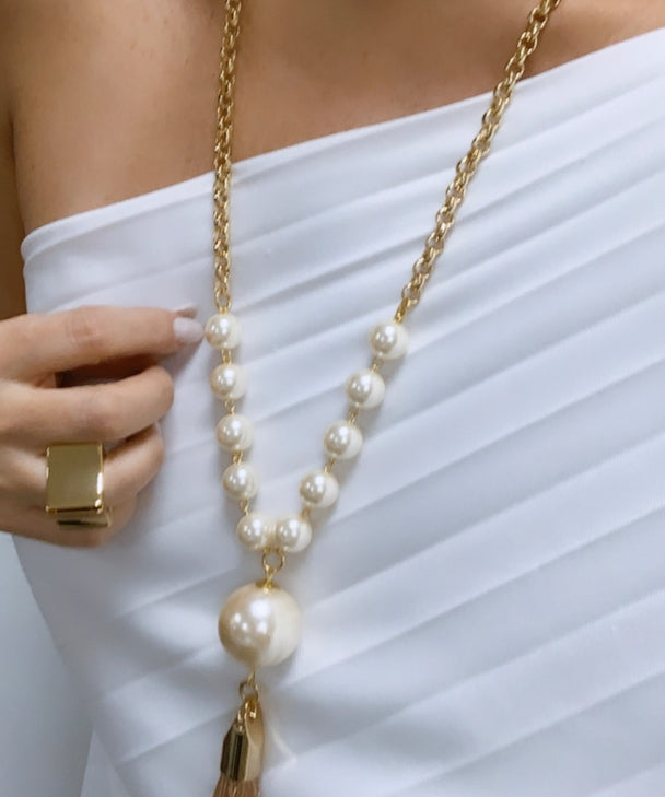 Colar dourado com pérolas brancas e pingente com franjas, corrente dupla