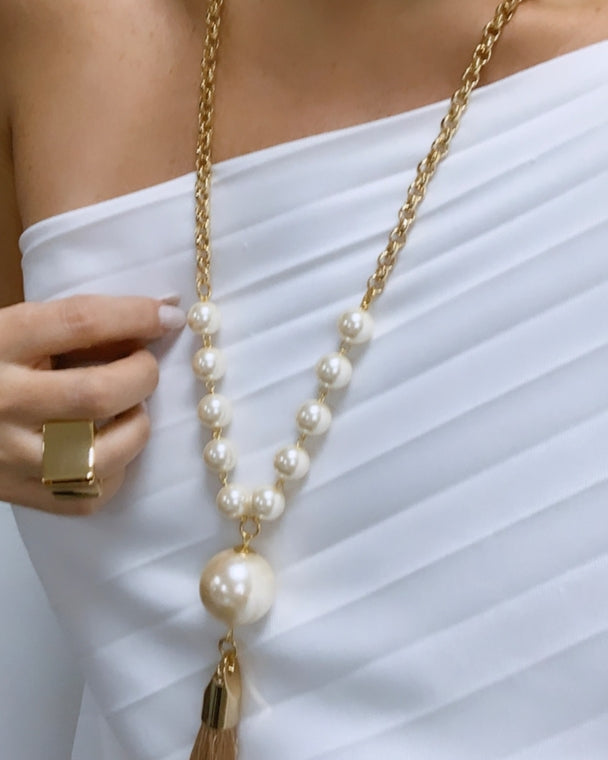 Colar dourado com pérolas brancas e pingente com franjas, corrente dupla