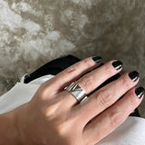 Anel prateado largo Marlene Silver com faixa lisa e detalhes verticais