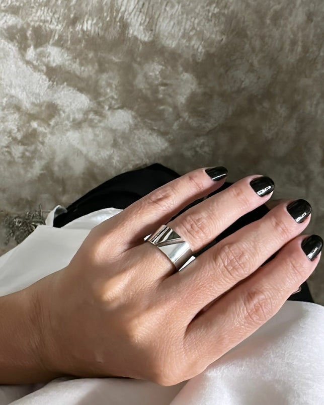 Anel prateado largo Marlene Silver com faixa lisa e detalhes verticais
