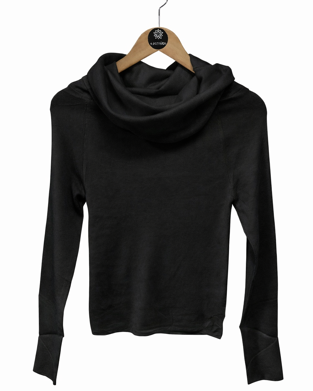 Blusa de manga longa preta com gola ampla drapeada