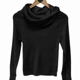 Blusa de manga longa preta com gola ampla drapeada