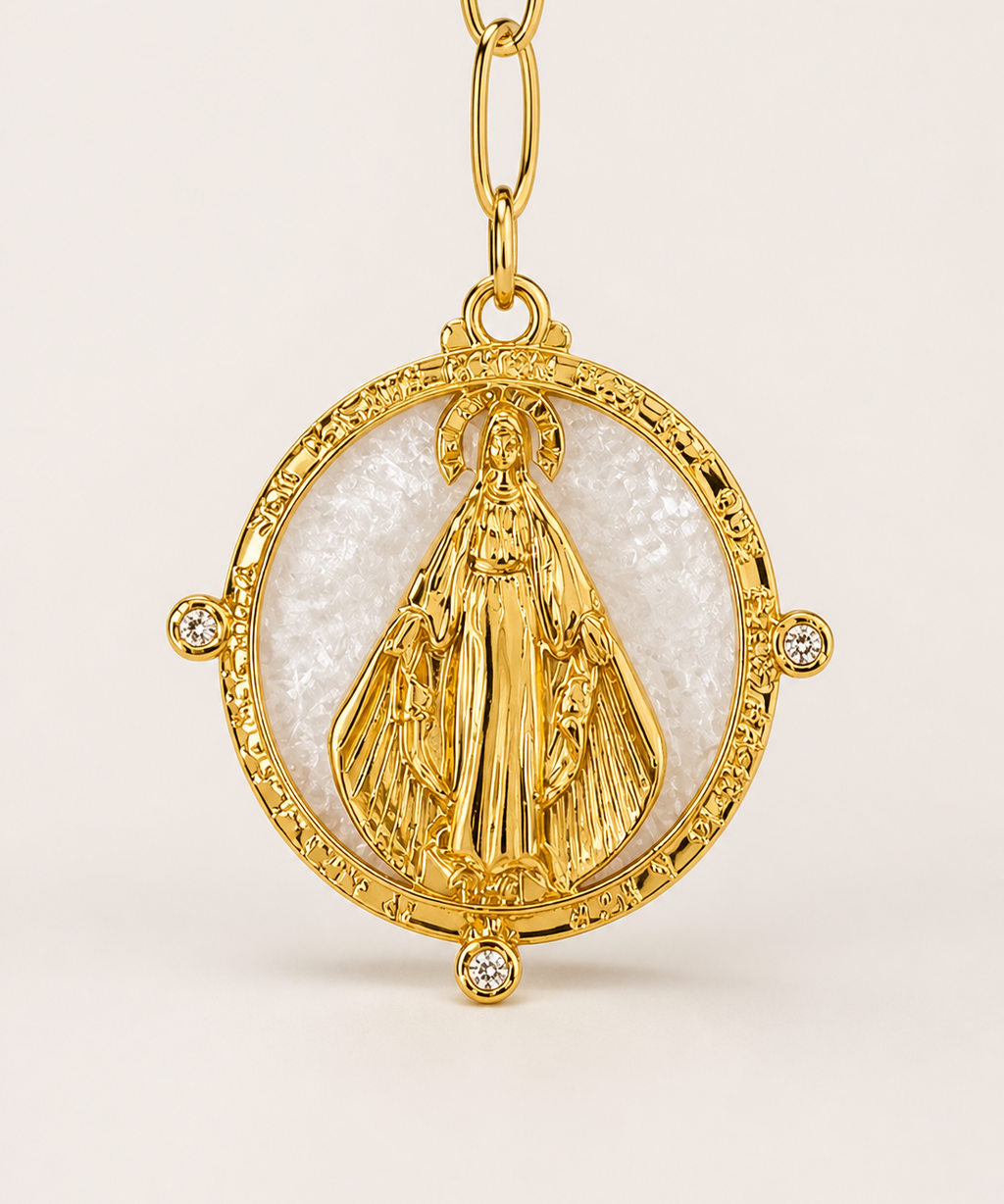 Colar dourado com pingente circular de Nossa Senhora e pedras brilhantes