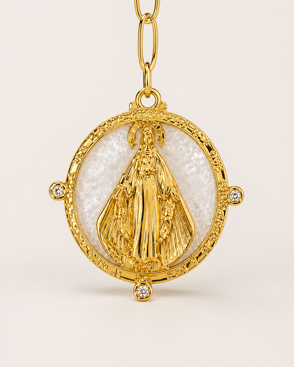 Colar dourado com pingente circular de Nossa Senhora e pedras brilhantes