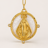 Colar dourado com pingente circular de Nossa Senhora e pedras brilhantes