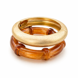 Pulseira de resina âmbar com aro dourado, modelo trançado em camadas