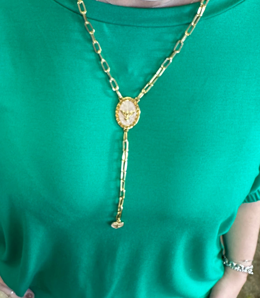 Colar Espírito Santo dourado com pingente oval e medalha pendente inferior