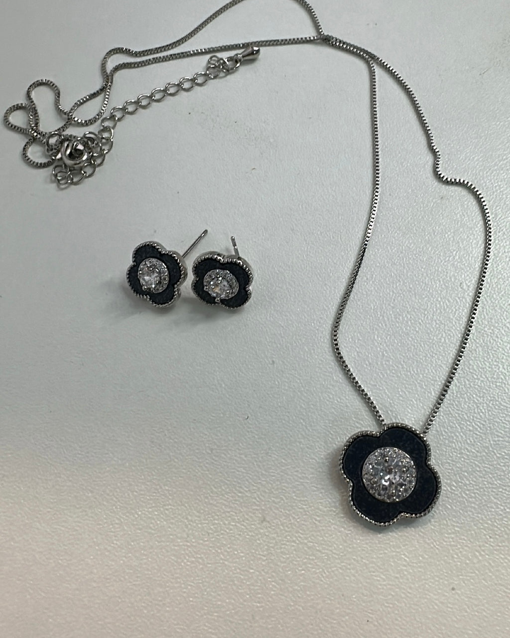 Conjunto Lisbela: colar e brincos escuros com pingente flor e pedras