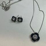 Conjunto Lisbela: colar e brincos escuros com pingente flor e pedras