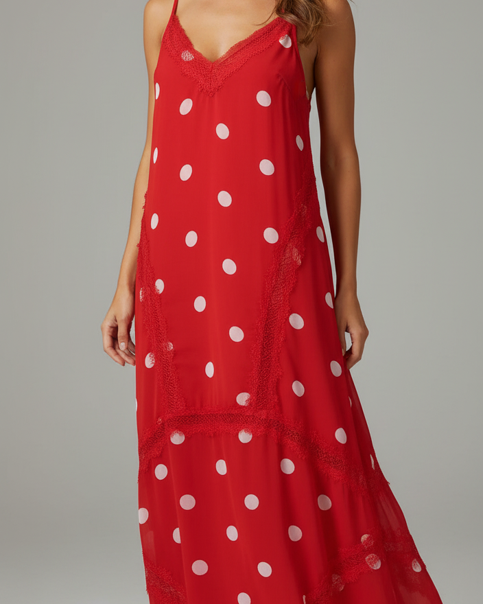 Vestido amplo vermelho com poá branco, decote V e alças finas, frente com botões