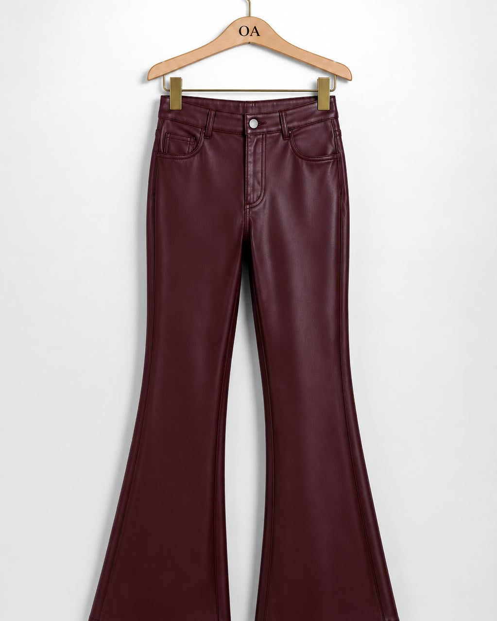 Calça Gregória vinho, pantalona de cintura alta com botão e zíper frontal.