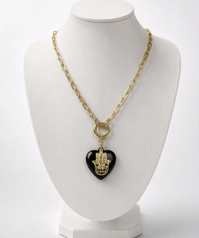 Colar Israel dourado com corrente e pingente coração preto com detalhes dourados