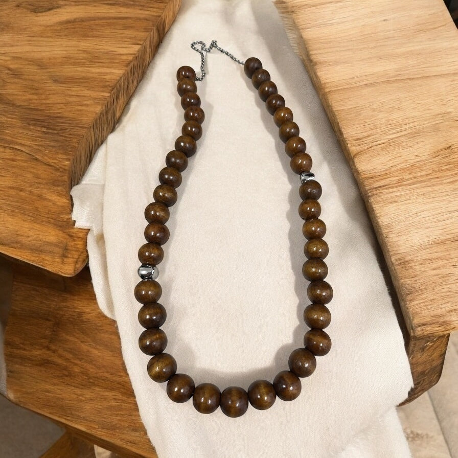 Colar de contas marrons em fio, com fecho prateado