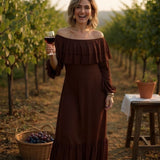 Vestido longo marrom com ombros descobertos e babados no decote, mangas longas