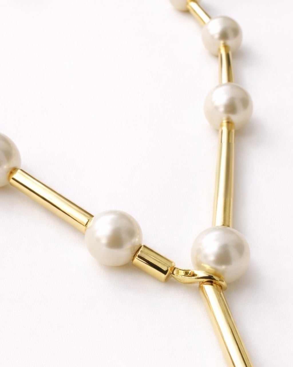 Colar dourado com pérolas e elos em barras