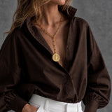 Colar slim dourado em corrente com pingente redondo e fecho alongado