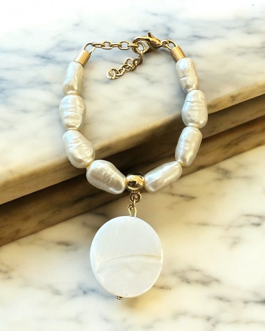 Pulseira com pérolas brancas e fecho dourado, pingente redondo branco
