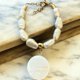 Pulseira com pérolas brancas e fecho dourado, pingente redondo branco